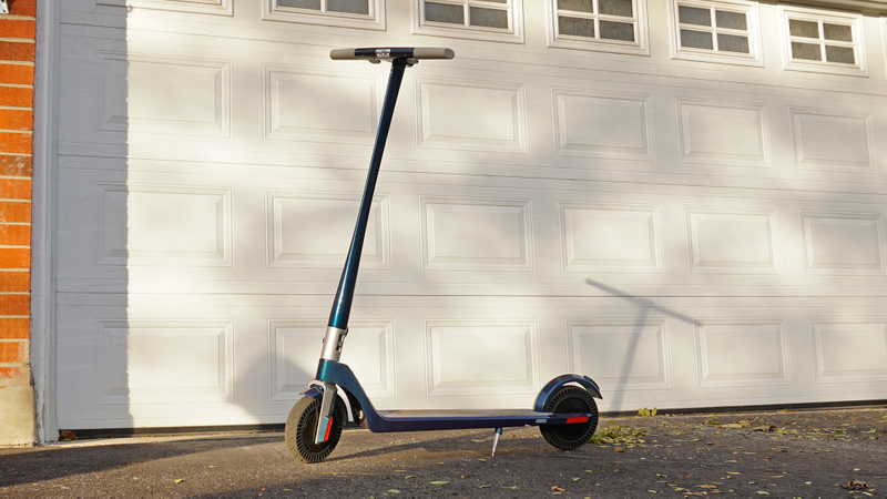 There are only two short wires visible outside of the Unagi scooter’s clean frame.